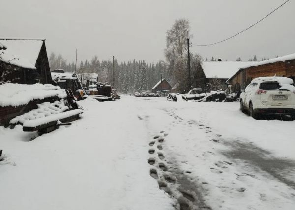 Может и не февраль, но будто и не май. В День Победы север Свердловской области завалило снегом