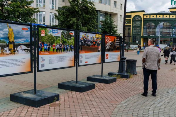 В центре Екатеринбурга развернута фотовыставка, посвященная трем уральским заводам
