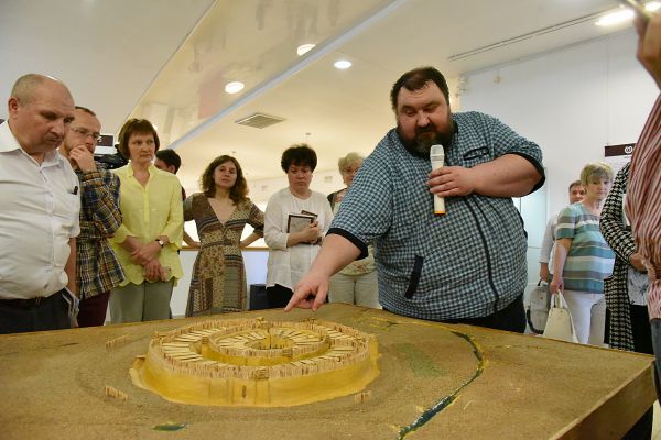 Артефакты Аркаима привезли в Екатеринбург