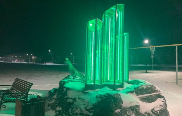 В новом парке поселка Малышева установили арт-объект в виде светящегося изумруда