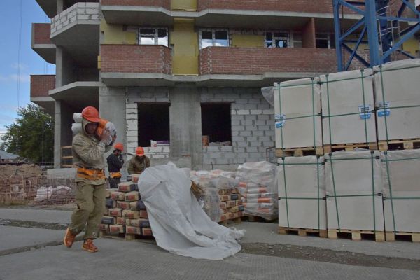 В Екатеринбурге у Белого дома начали реконструировать стоявший 15 лет недострой