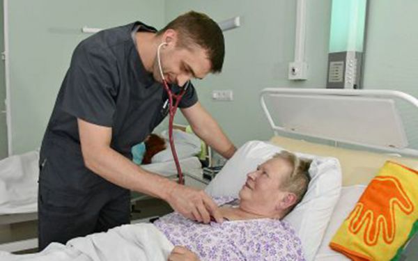 Каждый второй россиянин готов отправить пожилых родственников в приют