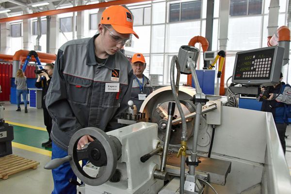 Социологи выяснили, считают ли россияне престижной работу в промышленности