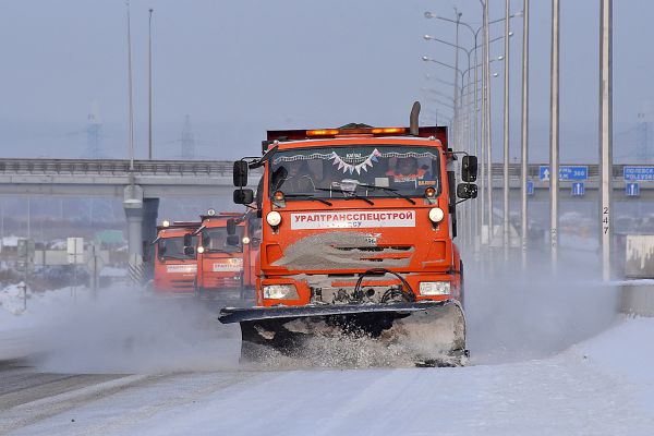 На расчистку свердловских дорог от снега вышло 240 единиц спецтехники