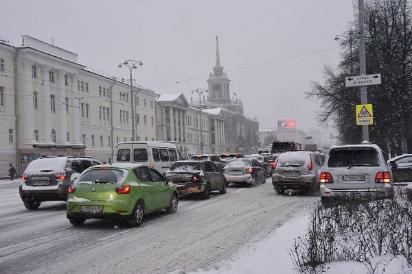 Теплая метель и сильная гололедица: в Екатеринбурге объявлено штормовое предупреждение
