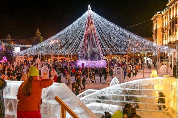 В Нижнем Тагиле открылся новогодний городок на Театральной площади