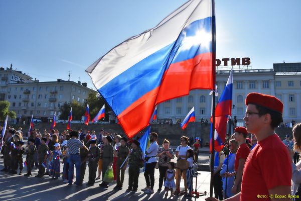 Для десятков тысяч российских школ закупят флаги и гербы