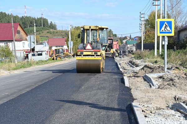 Свердловские дорожники закатали в асфальт сотни километров региона