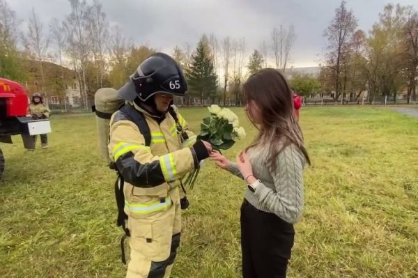 Студентка из Ревды получила предложение руки и сердца под вой сирен