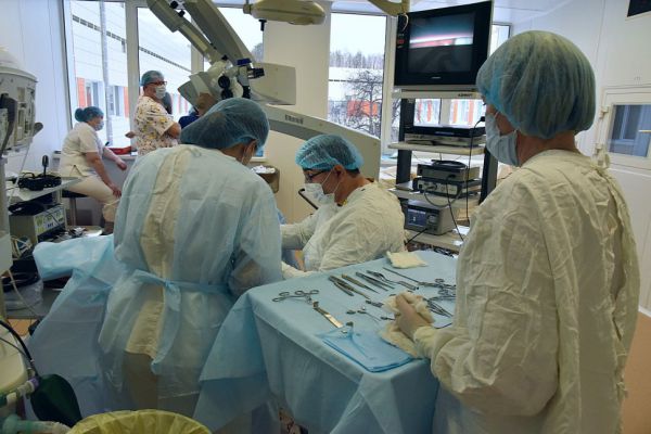Год не решалась: свердловские онкологи прооперировали пациентку с запущенной опухолью