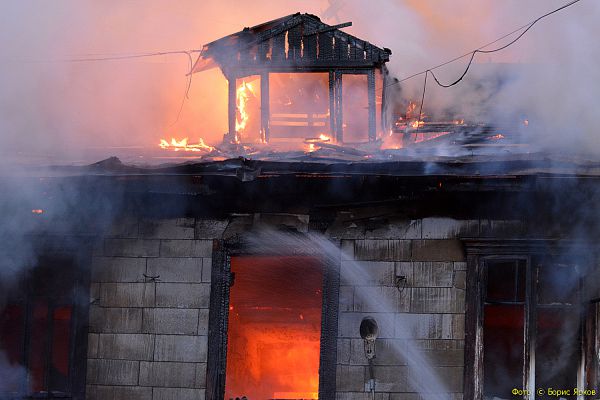 В Тавде сгорел 19-квартирный жилой дом, есть пострадавшие