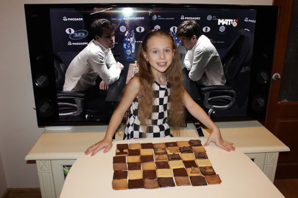 Юная шахматистка испекла печенье в виде партии Карякина — Карлсена