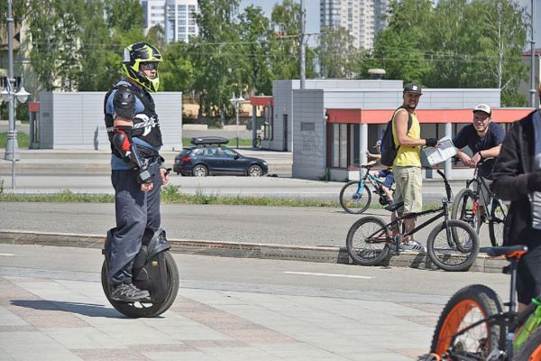 Электросамокатчиков обяжут иметь водительские права