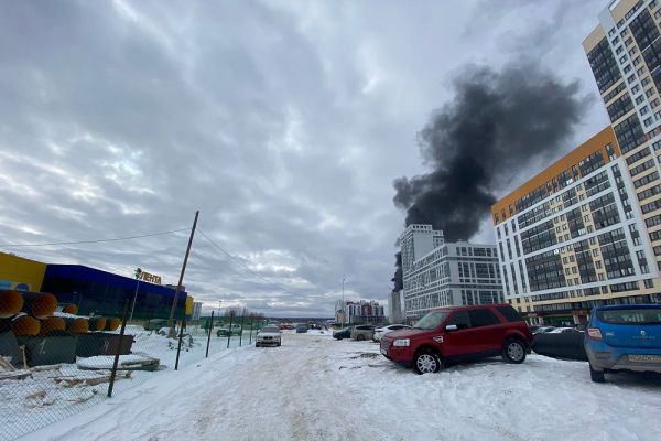 В Екатеринбурге загорелась строящаяся многоэтажка на Широкой Речке