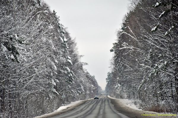 На дорогах Среднего Урала последствия первого в 2023 году снегопада устраняли 317 машин