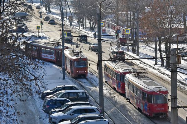 В Екатеринбурге встали троллейбусы и трамваи. Причины