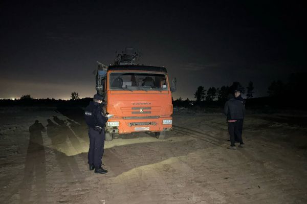 На закрытую свалку в Арамиле продолжают привозить мусор