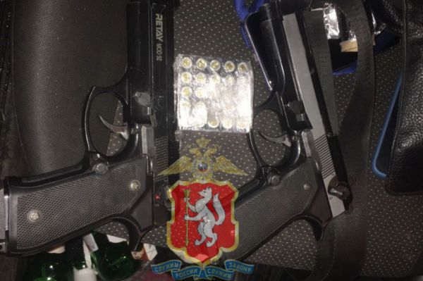 В Екатеринбурге сотрудники ГИБДД при обыске иномарки нашли два пистолета