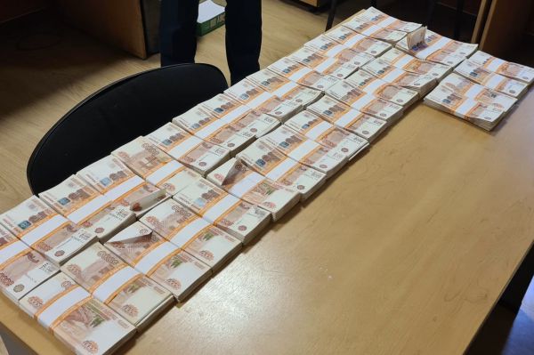 В Кольцово таможенники задержали мужчину с чемоданом наличных