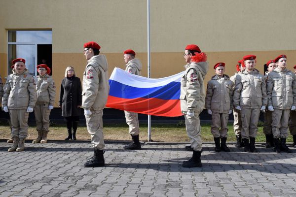 Социологи выяснили, как россияне относятся к флаговой церемонии в школах