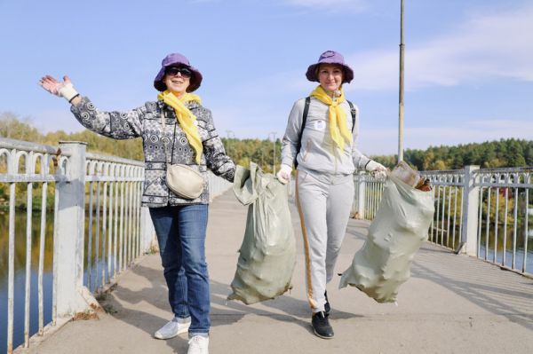 В Каменске-Уральском волонтеры очистили от хлама берег Исети