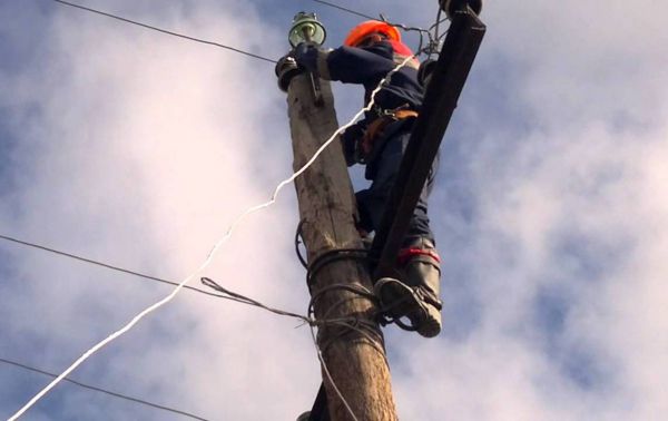 В Каменске-Уральском электрик упал с 10-метрового столба