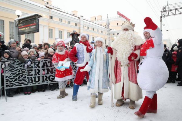 В Екатеринбург прибыл сказочный поезд Деда Мороза