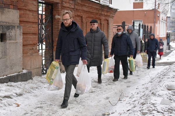 Сотрудники ИАЦ и «Уральского рабочего» передали гуманитарную помощь для жителей Донбасса