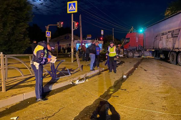 В Екатеринбурге ночью трое молодых людей погибли после столкновения с фурой