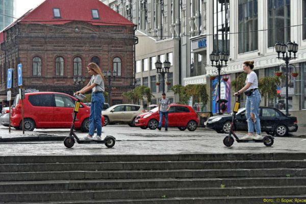 В городах могут ввести тротуарную разметку для самокатчиков