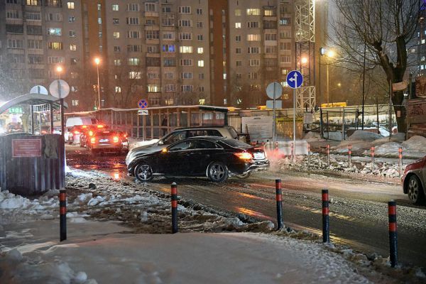 Автомобилисты несколько раз влетели в одну и ту же остановку на Уралмаше