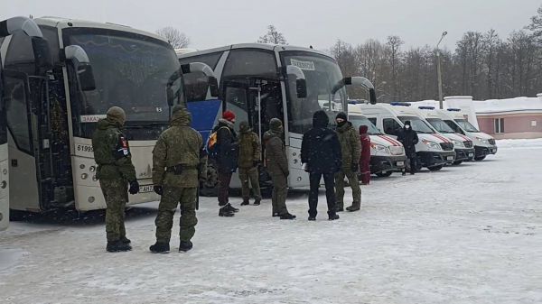 Из украинского плена на родину в Свердловскую область возвращаются четверо военнослужащих. Одного из них ждет большая семья