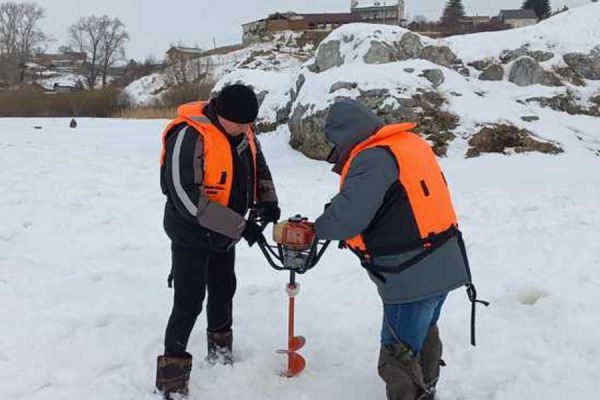 Вешние воды под контролем. Каменские спасатели начали бурить лунки на реке Исети