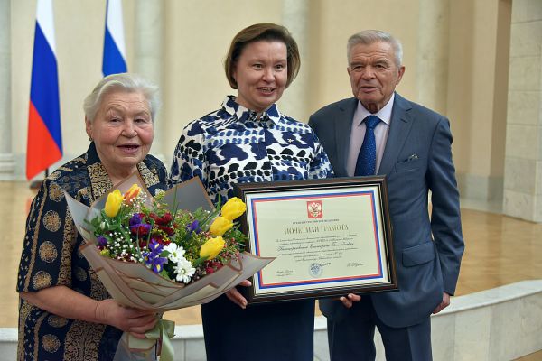 Заслуженным уральцам губернатор вручил госнаграды. Фото