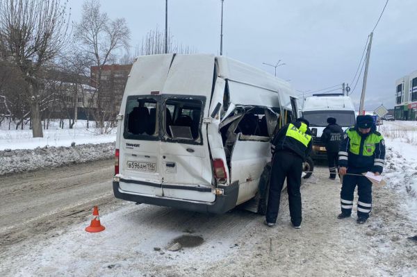 В Первоуральске «Камаз» въехал в пассажирский автобус