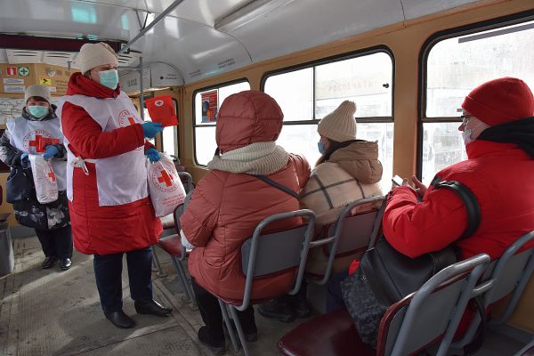 Омикрон не ушел : волонтеры раздали в трамваях маски и антисептики. Фото