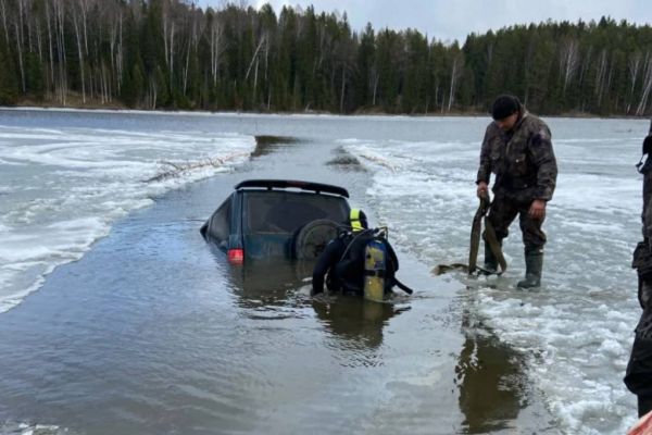 Водолазы достали внедорожник из водоема под Верхней Салдой