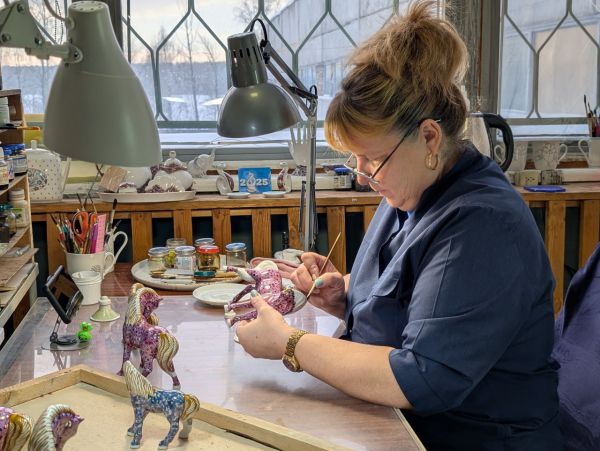 Уральские мастера создали фарфоровые игрушки – символ Нового года