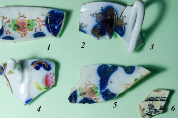Археологи нашли при раскопках в Ирбите старинную посуду и стельку XVIII века