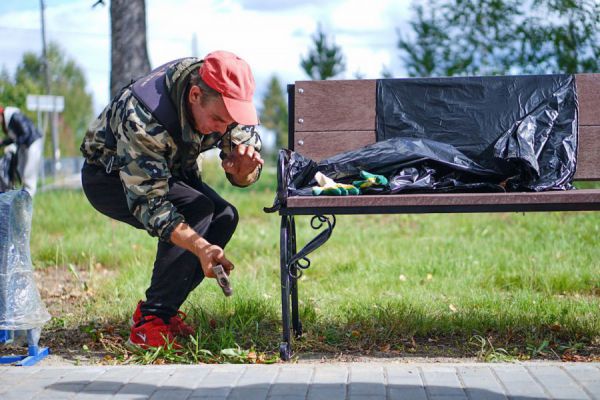 В парке села Никольское установили скамейки из переработанного пластика