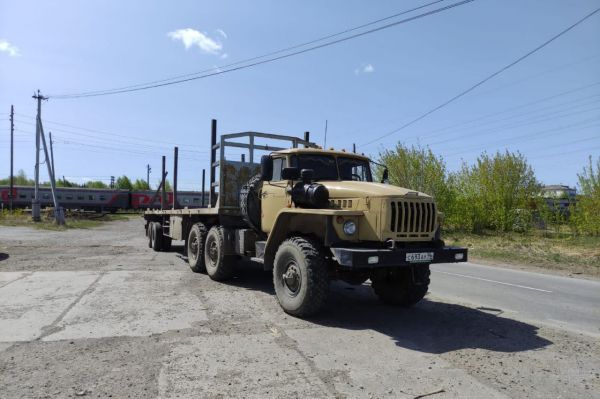 В Свердловской области на железнодорожном переезде поезд протаранил лесовоз