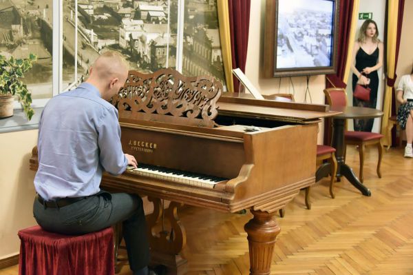 В школах Екатеринбурга хотят ввести обязательное обучение игре на народных инструментах