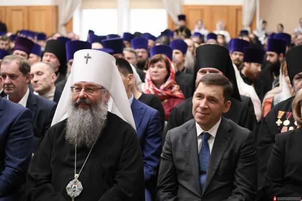 Евгений Куйвашев и митрополит Кирилл поздравили свердловчан с наступлением Пасхи