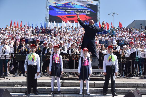 Фоторепортаж: в День России уральцы громче всех подпевали гимну страны