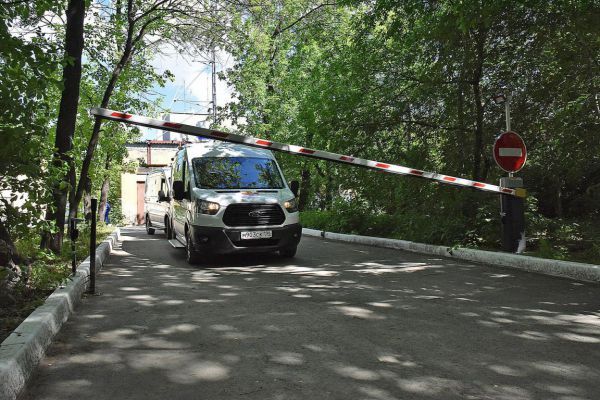 В Екатеринбурге мальчик сорвался с горки на детской площадке и сломал ногу