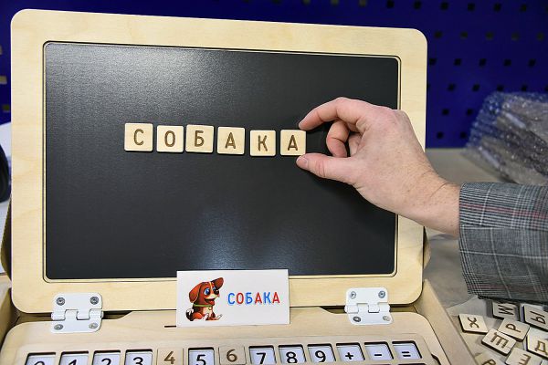 Деревянный ноутбук и кубики из детства: как супругам из Екатеринбурга удалось наладить производство игрушек, которые завоевали Европу