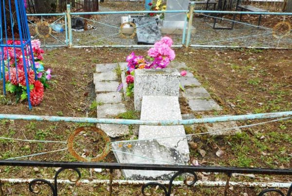 В селе Коменки вандалы разрушили надгробия на кладбище