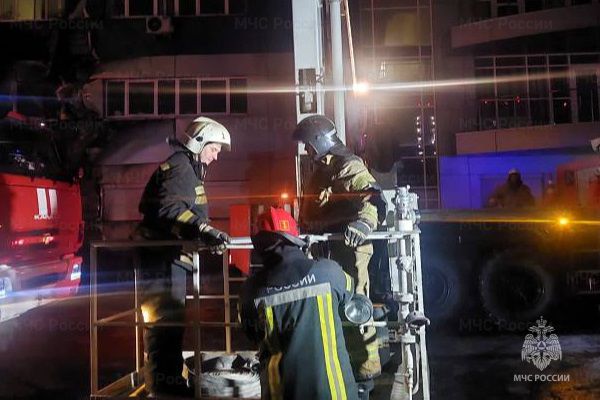 В Екатеринбурге ночью загорелся бизнес-центр имени Ельцина