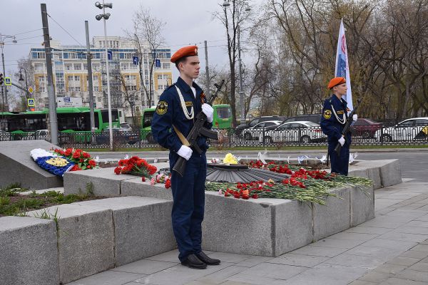 В Екатеринбурге началась патриотическая акция «Пост № 1» у Вечного огня. Фото