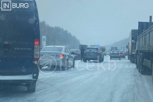 На Серовском тракте столкнулись больше 20 машин